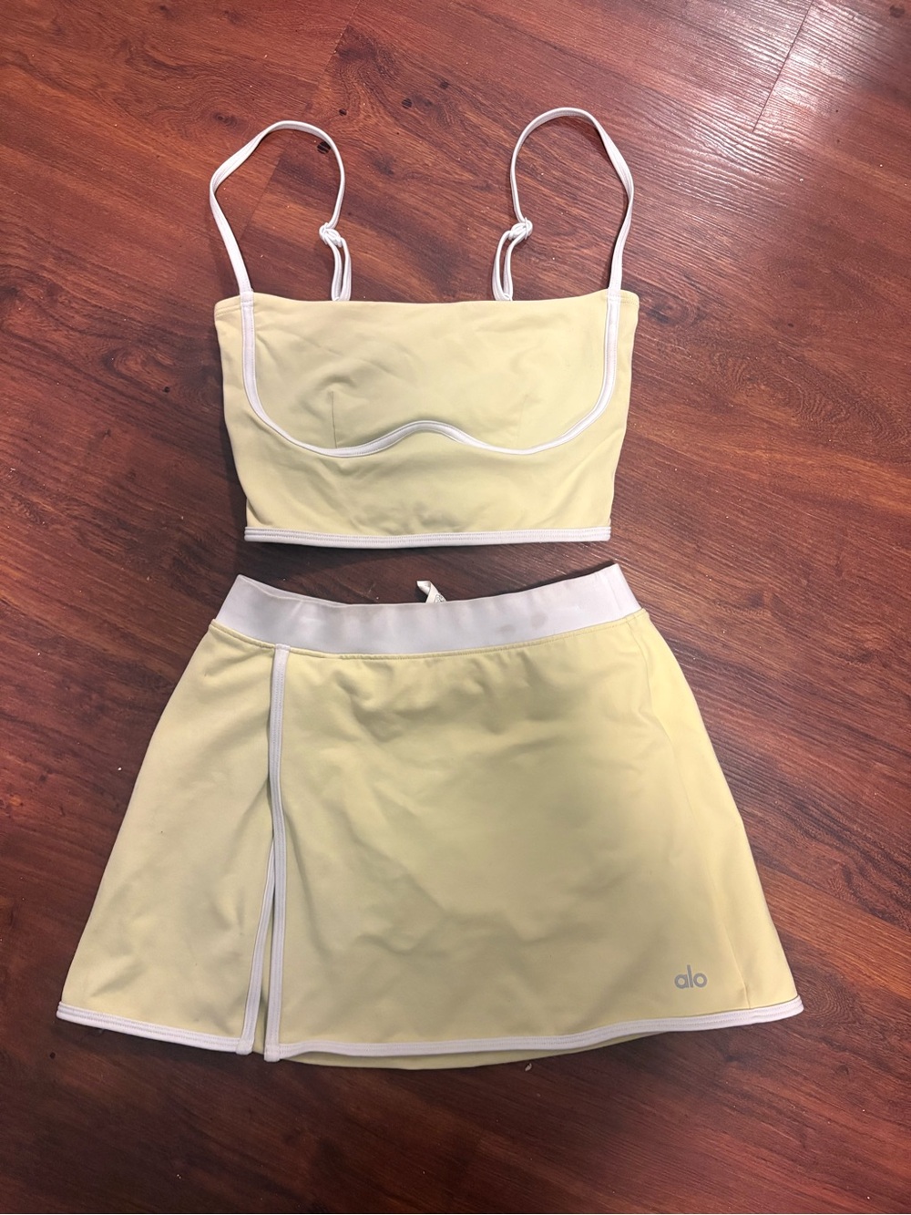 ALO Yoga Pale Yellow Athletic Skirt with White Trim